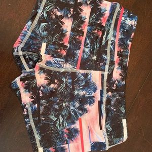 Fleo shorts size small